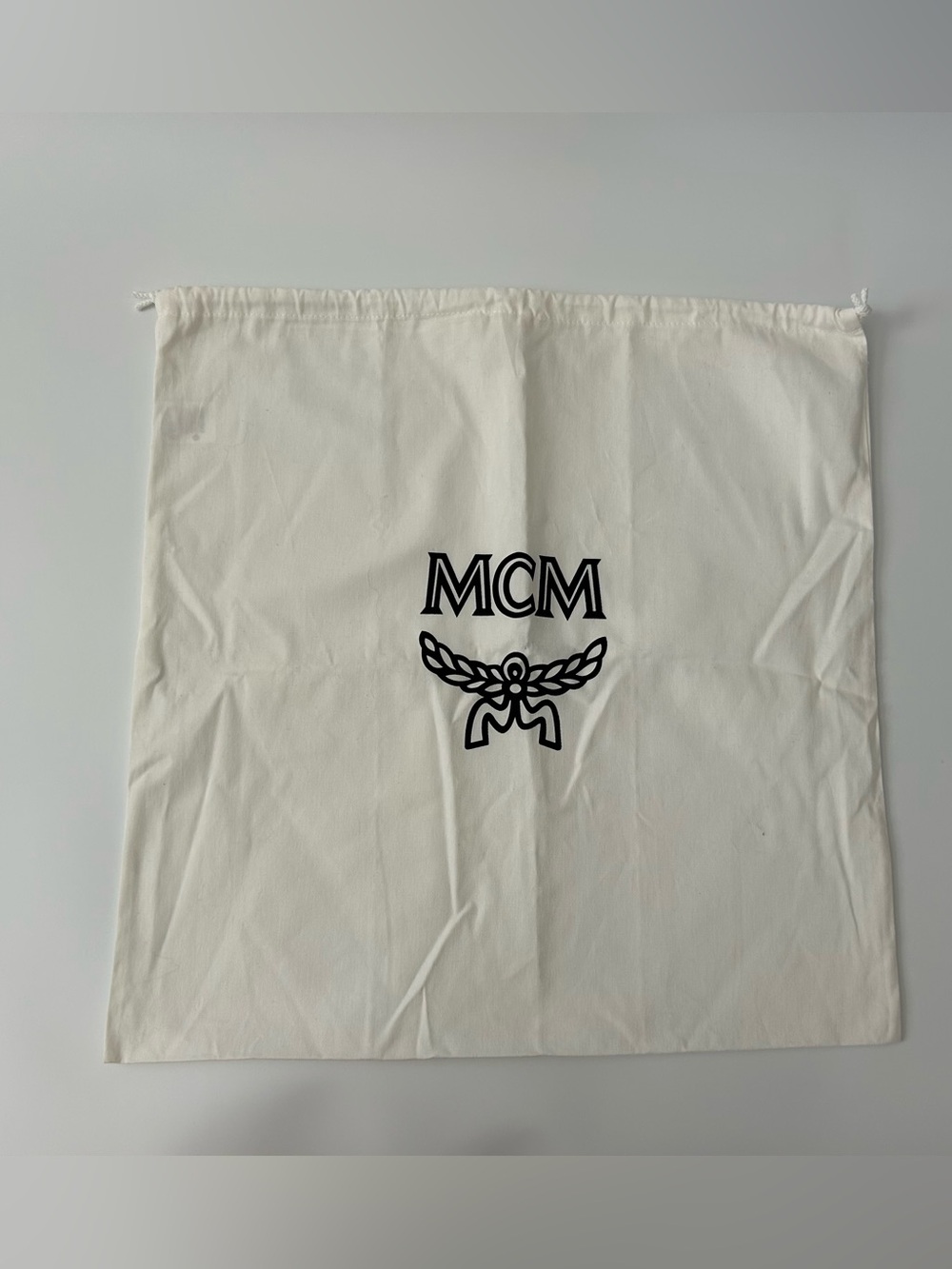MCM Large Drawstring Dust Bag
White Black
21x20
Cotton
OKEO-TEX
Luxury
Storage